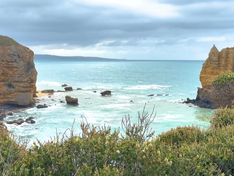 rugged-limestone-cliffs-overlooking-turquoise-ocean-along-great-ocean-road