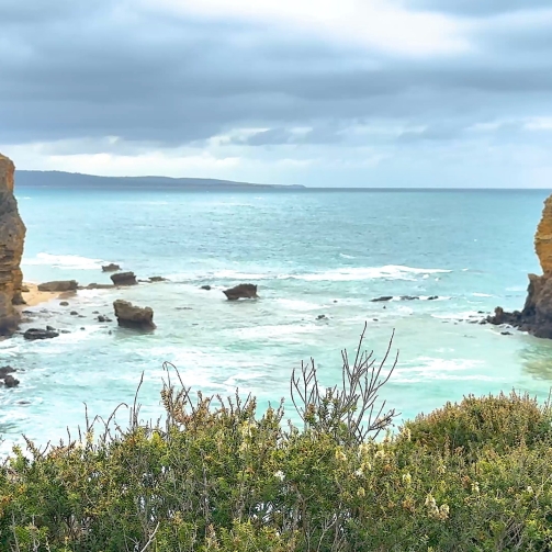 rugged-limestone-cliffs-overlooking-turquoise-ocean-along-great-ocean-road